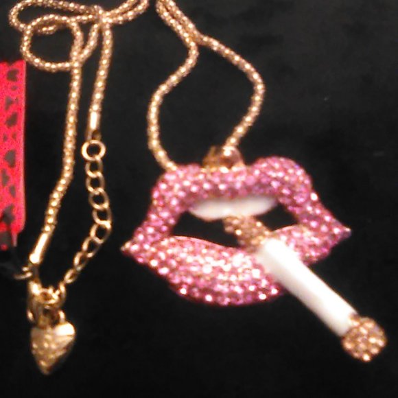 Betsey Johnson Sexy Pink LIPS Cool Cig Hang Crystal Rhinestone Pendant Necklace - Picture 6 of 6